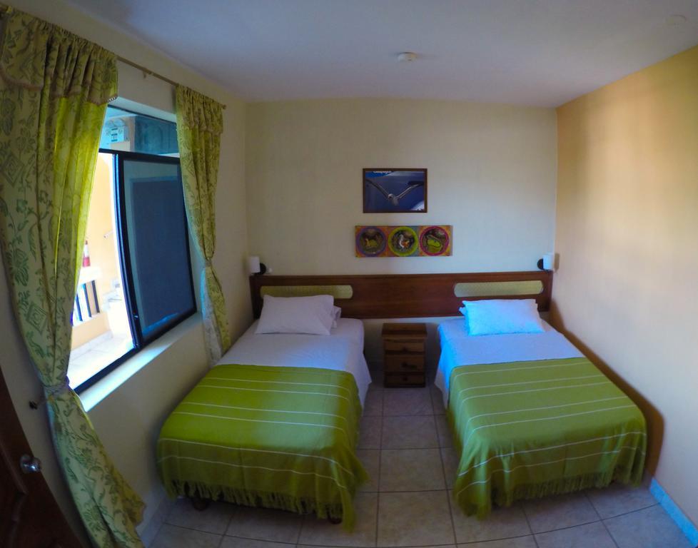 Dolphin House Hotel Puerto Baquerizo Moreno Exterior photo
